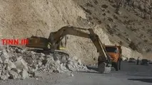 تلاش راهداران برای بازگشایی راه‌ها و امداد به مردم مناطق زلزله زده کرمانشاه