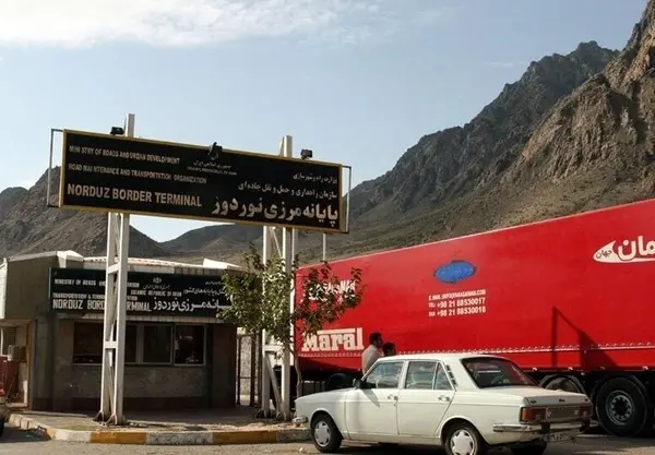 تخلیه و بارگیری مجدد کامیون‌ های ایرانی در مرزها به بهانه احتمال قاچاق