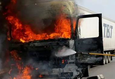 آتش سوزی خطرناک در کامیون 
