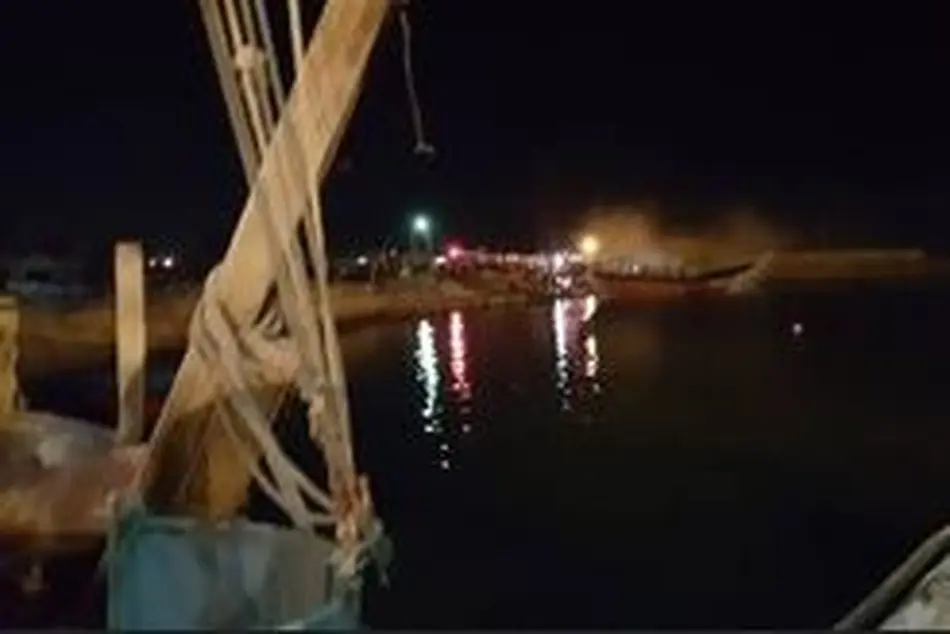 حریق چند لنج در بندر عامری