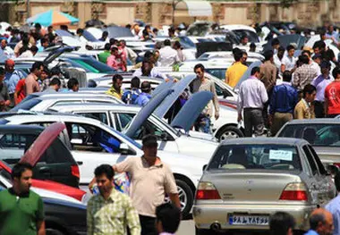 کاهش شدید و لحظه‌به‌لحظه قیمت خودرو در بازار