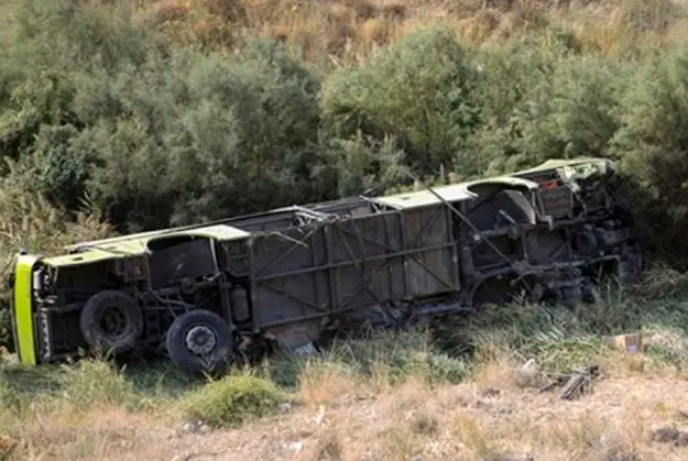 واژگونی اتوبوس کارگران صباباتری در سمنان/ ۱۶ کشته و زخمی 