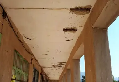 فیلم| خراب شدن سقف یک مدرسه در هرمزگان بر سر دانش‌آموزان 
