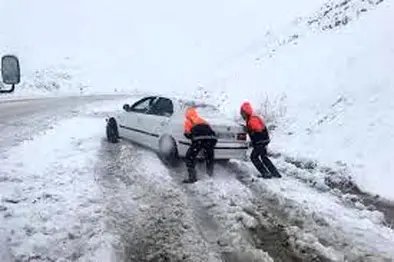 ۱۲۵ دستگاه خودرو گرفتار در برف امدادرسانی شدند

