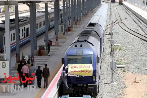 گزارش تصویری / ورود اولین قطار پنج ستاره فدک به شیراز