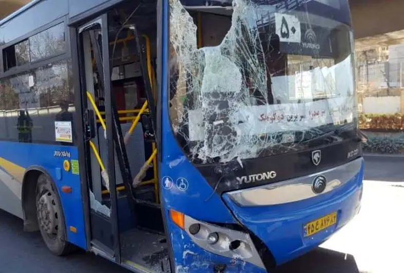 برخورد اتوبوس شهری شیراز با تیر برق