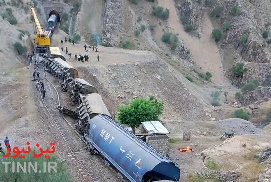 فیلم | مجاهدت ۴۰ ساعته کارکنان راه آهن لرستان
