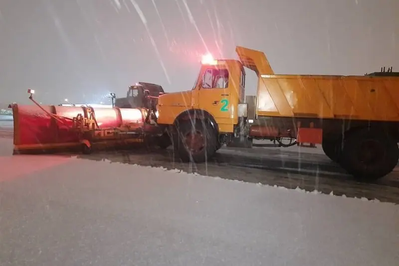 بارش برف و عملیات زمستانی در فرودگاه بین‌المللی مهرآباد تهران