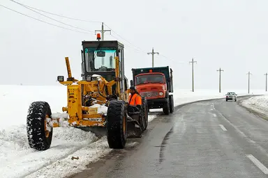 انجام عملیات برف‌ روبی ۱۰۵ هزار کیلومتر باند در راه‌ های آذربایجان شرقی 