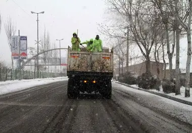  با بارش برف در جاده های شهرستان، عملیات شن و نمک پاشی آغاز شد