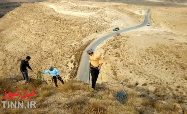 انجام عملیات لق گیری ترانشه های سنگی در محور خسرویه شهرستان فاروج