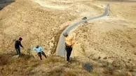 انجام عملیات لق گیری ترانشه های سنگی در محور خسرویه شهرستان فاروج