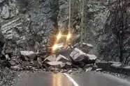 عبور از جاده چالوس با خطر ریزش سنگ همراه است