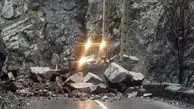 عبور از جاده چالوس با خطر ریزش سنگ همراه است