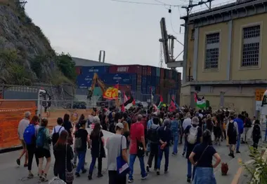  کارگران بنادر در شهر بندری جنوآی ایتالیا تحصن کردند