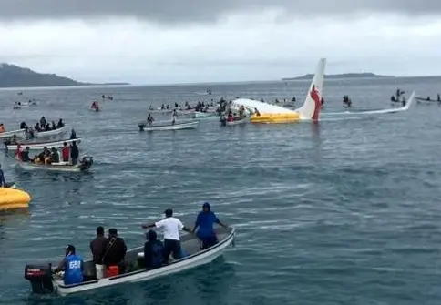 سقوط یک بویینگ 737-800  ایرلاین گینه نو در آب