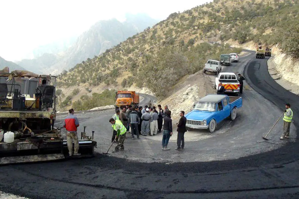 آغاز عملیات آسفالت‌ریزی راه روستایی در سروآباد کردستان