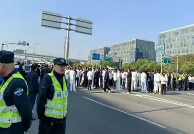 مسدود کردن بزرگراه‌ ها توسط کارگران شانگهای چین