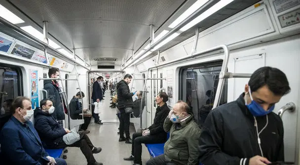 اغلب مسافران مترو بدون ماسک و دستکش هستند