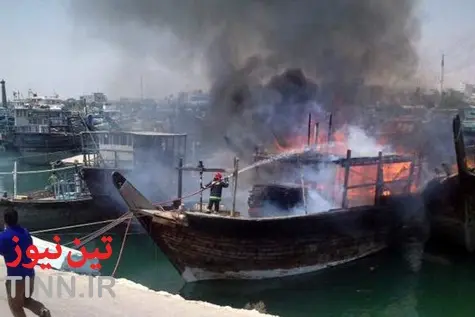 گزارش تصویری | آتش سوزی گسترده در بندر؛ ۸ لنج طعمه حریق شدند