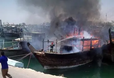 گزارش تصویری | آتش سوزی گسترده در بندر؛ ۸ لنج طعمه حریق شدند