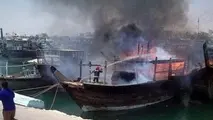 گزارش تصویری | آتش سوزی گسترده در بندر؛ ۸ لنج طعمه حریق شدند