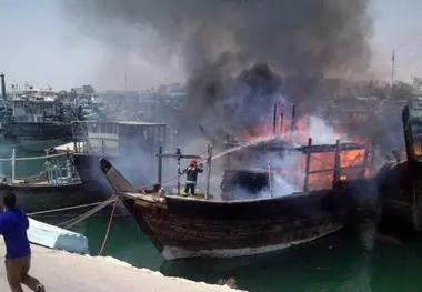 گزارش تصویری | آتش سوزی گسترده در بندر؛ ۸ لنج طعمه حریق شدند