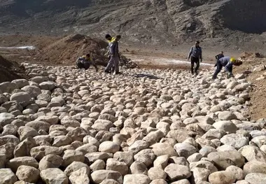 اجرای عملیات سنگ‌ فرش دهانه پل در کیلومتر ۶۱۴ مسیر ریلی فارس