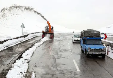 تلاش شبانه روزی برای باز نگه داشتن جاده های یزد؛ یخبندان تا چهارشنبه ادامه دارد