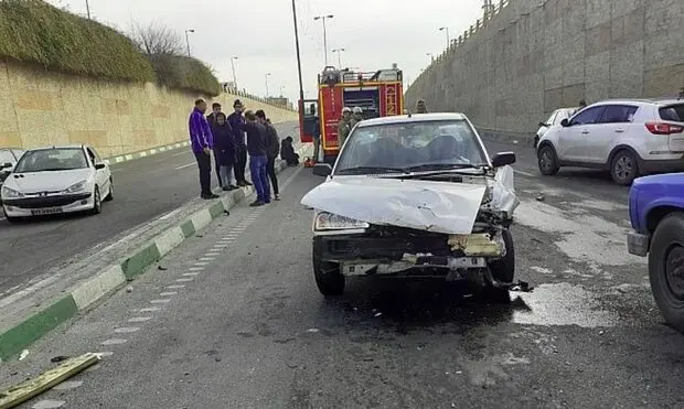 ۴ مجروح در تصادف سه خودرو در غرب تهران