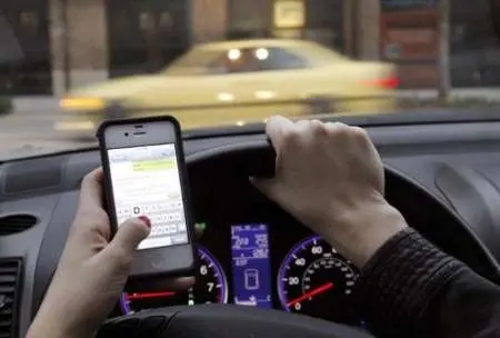 استفاده از گوشی همراه در حین رانندگی خطرات جدی به دنبال دارد