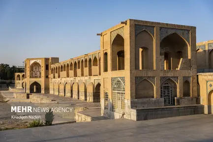 نصب جان پناه پل خواجو 