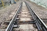 تعویض سوزن فرسوده و بازسازی خطوط ریلی در ورودی ایستگاه تنگ پنج