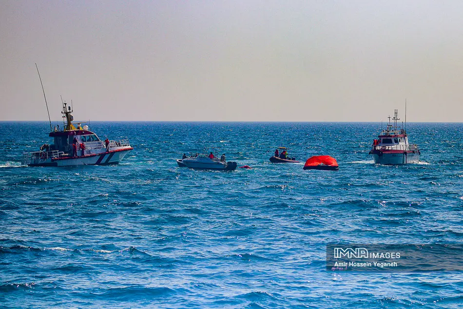 نجات جان ۸ دریانورد لنج باری در آبهای بندرلنگه