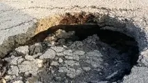 چند تصویر از جاده معلمان به جندق+ دلیل بروز حفره در این جاده 