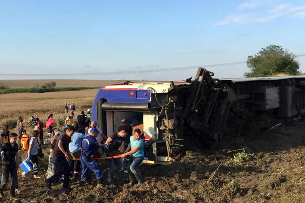 10 کشته و 73 زخمی در سانحه خروج قطار ترکیه از ریل
