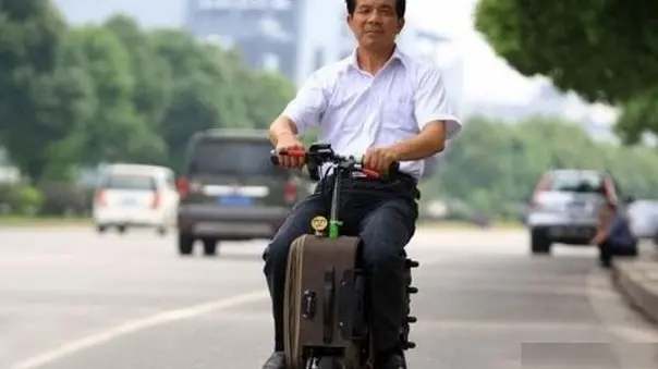 موتورسیکلت چمدانی؛ وسیله عجیبی که در چند ثانیه از چمدان به موتور تبدیل می شود + ویدیو