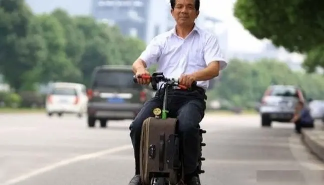 موتورسیکلت چمدانی؛ وسیله عجیبی که در چند ثانیه از چمدان به موتور تبدیل می شود + ویدیو