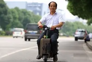 موتورسیکلت چمدانی؛ وسیله عجیبی که در چند ثانیه از چمدان به موتور تبدیل می شود + ویدیو