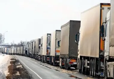 صف طولانی کامیون‌ ها در آستارا به دلیل محدودیت پذیرش در مرز روسیه